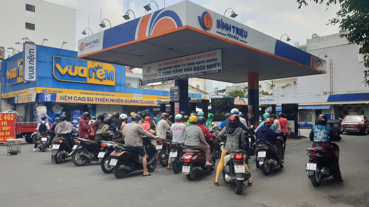 TPHCM Người bán xăng lẻ tiết lộ cách mua số lượng lớn về đóng chai bán 30000 đồnglít