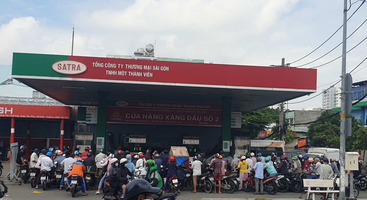 TPHCM Người bán xăng lẻ tiết lộ cách mua số lượng lớn về đóng chai bán 30000 đồnglít