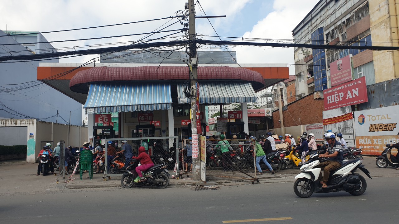 TPHCM Người bán xăng lẻ tiết lộ cách mua số lượng lớn về đóng chai bán 30000 đồnglít