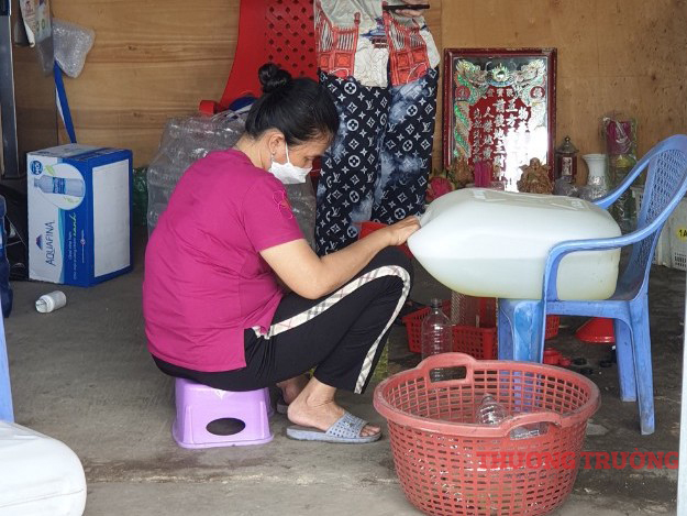 TPHCM Người bán xăng lẻ ven đường tiết lộ cách mua số lượng lớn về đóng chai bán 30000 đồnglít