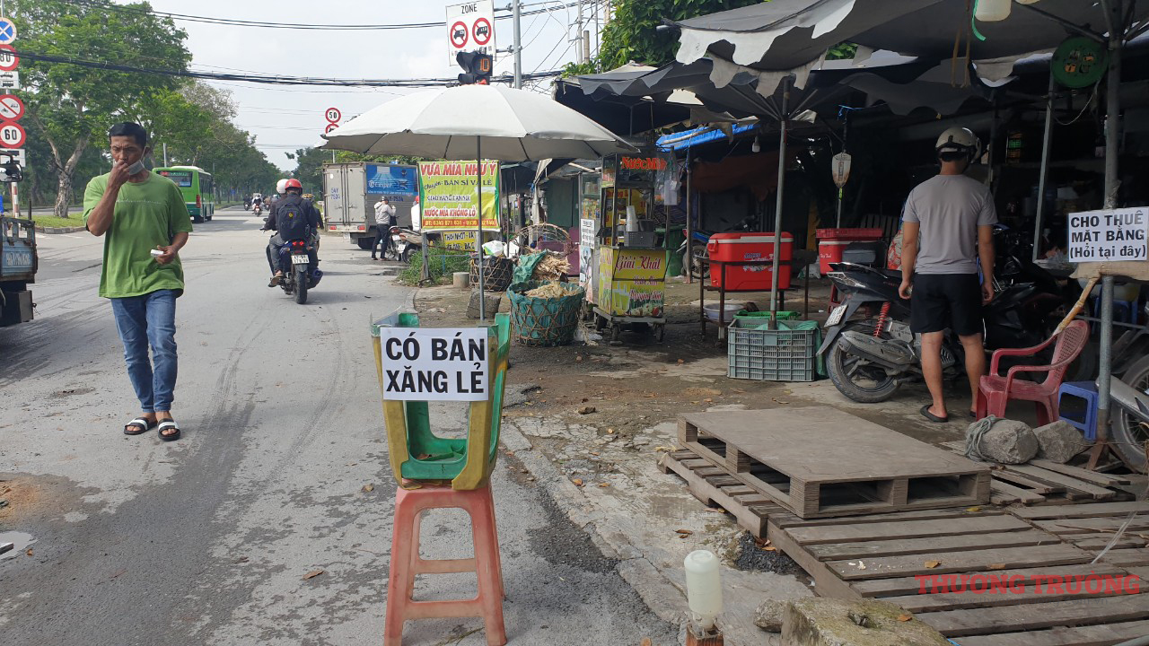 TPHCM Người bán xăng lẻ ven đường tiết lộ cách mua số lượng lớn về đóng chai bán 30000 đồnglít