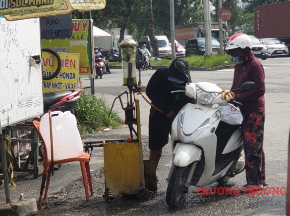 TPHCM Người bán xăng lẻ ven đường tiết lộ cách mua số lượng lớn về đóng chai bán 30000 đồnglít