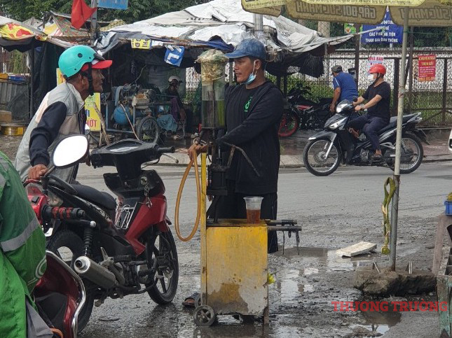 TPHCM Người bán xăng lẻ ven đường tiết lộ cách mua số lượng lớn về đóng chai bán 30000 đồnglít