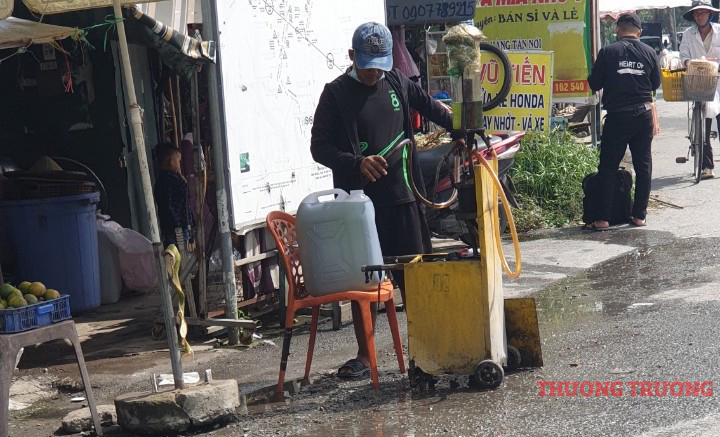 TPHCM Người bán xăng lẻ ven đường tiết lộ cách mua số lượng lớn về đóng chai bán 30000 đồnglít