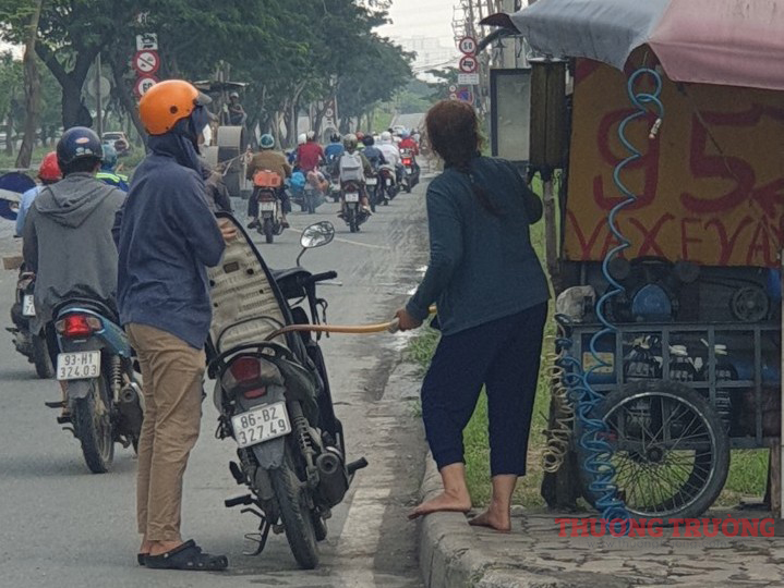 TPHCM Người bán xăng lẻ ven đường tiết lộ cách mua số lượng lớn về đóng chai bán 30000 đồnglít