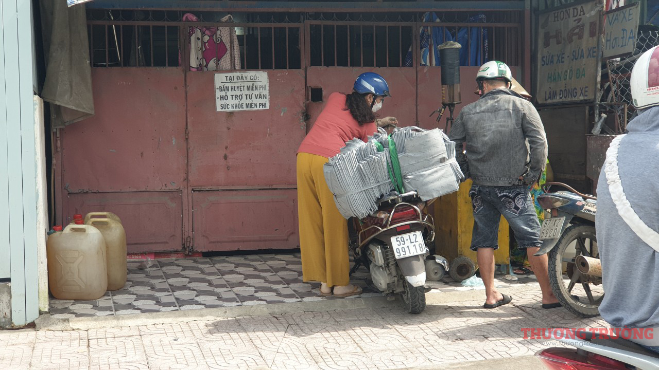 TPHCM Người bán xăng lẻ ven đường tiết lộ cách mua số lượng lớn về đóng chai bán 30000 đồnglít
