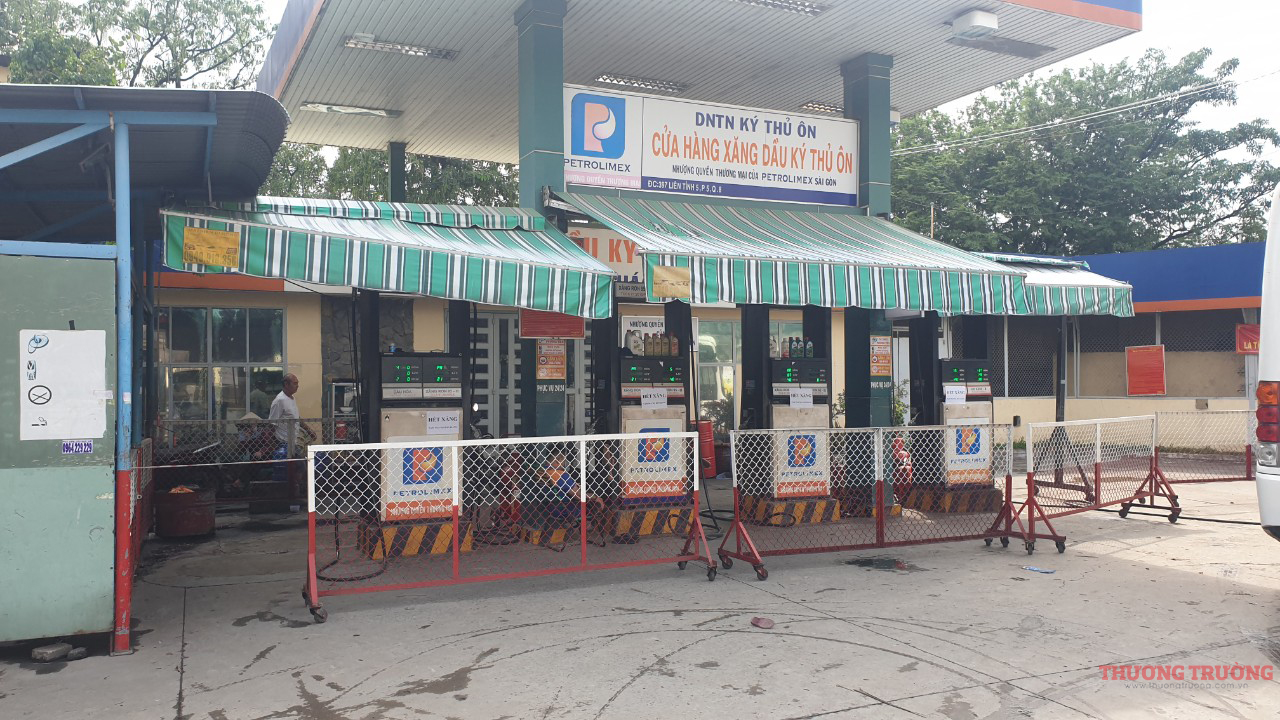 TPHCM Người bán xăng lẻ ven đường tiết lộ cách mua số lượng lớn về đóng chai bán 30000 đồnglít