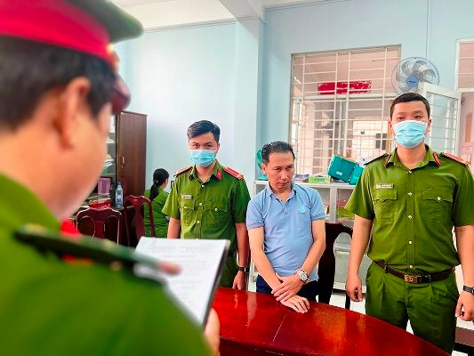 Bắt giam Giám đốc Công ty Nha Khoa sử dụng bằng giả
