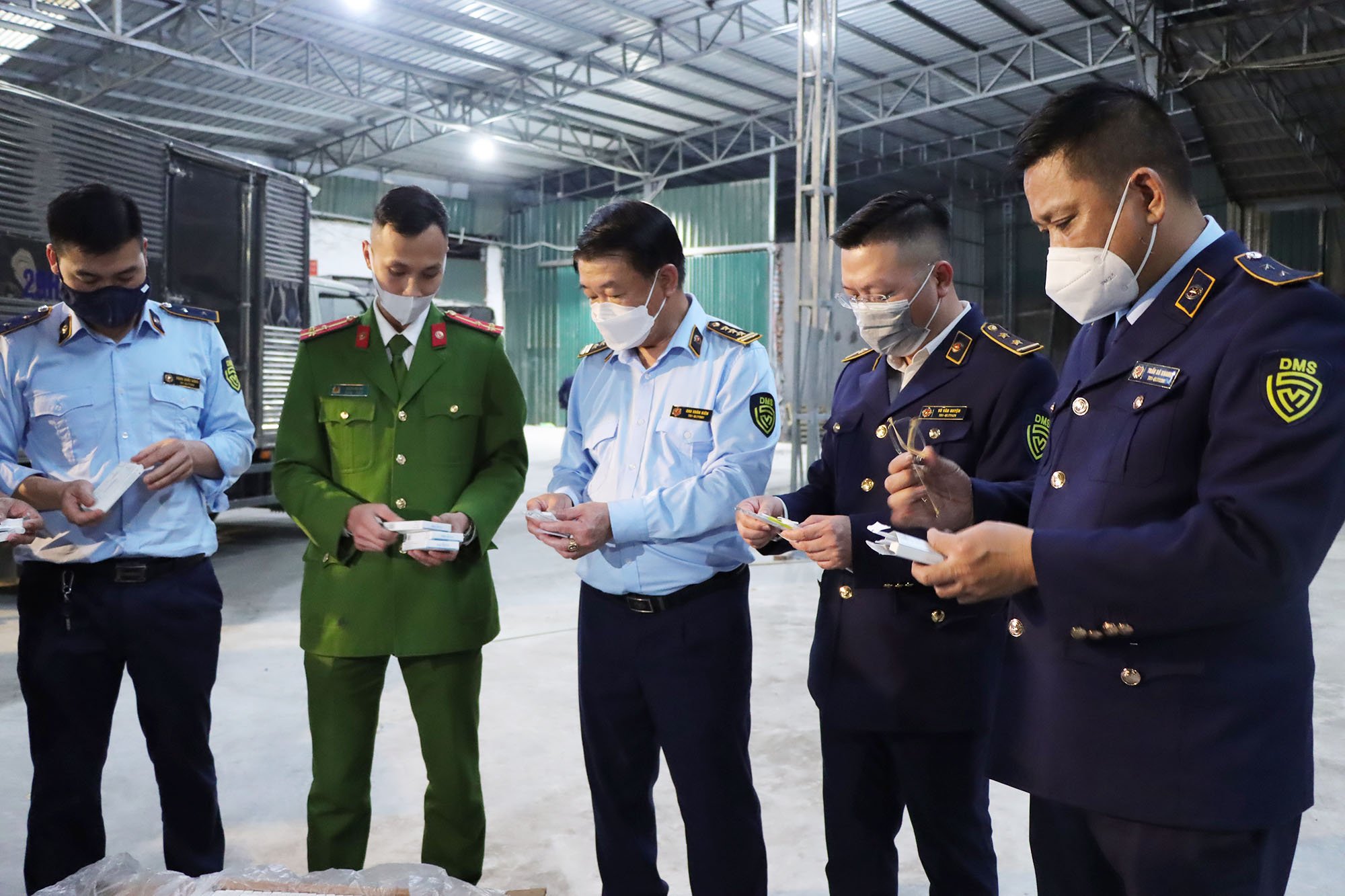 Hà Nội tăng cường chống buôn lậu hàng giả dịp cuối năm