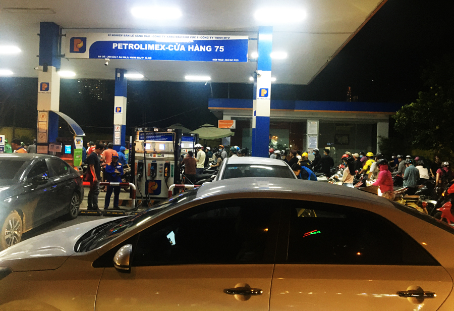Vật vã trước giờ điều chỉnh giá xăng dầu