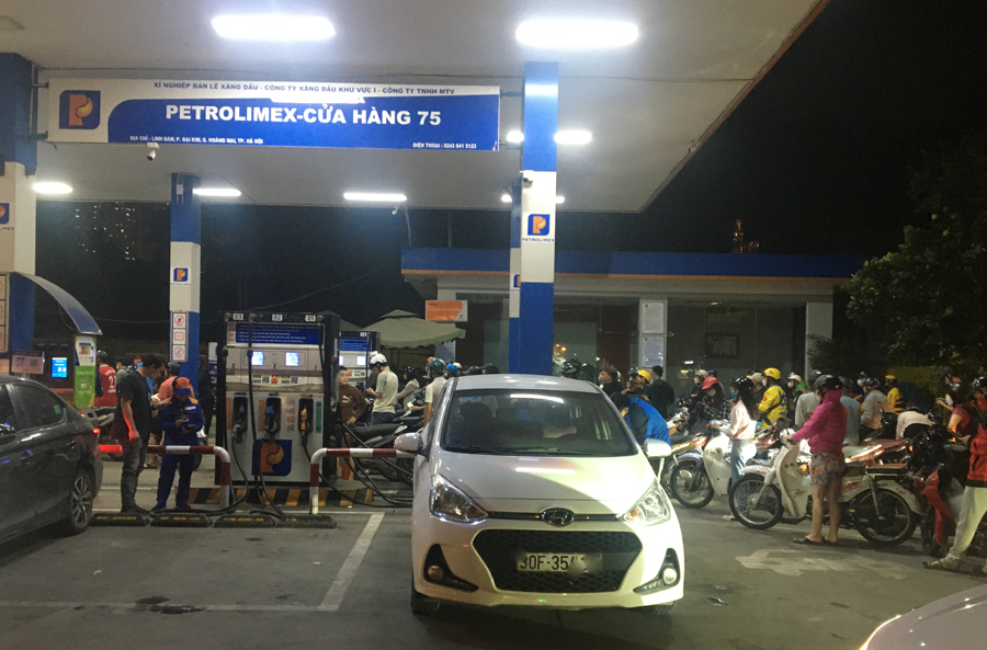 Vật vã trước giờ điều chỉnh giá xăng dầu