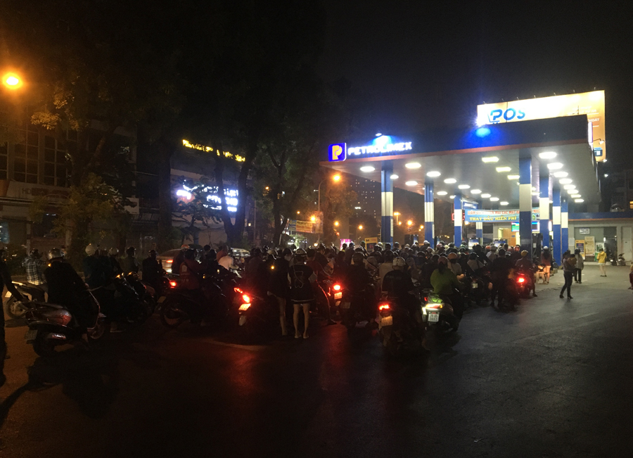 Vật vã trước giờ điều chỉnh giá xăng dầu