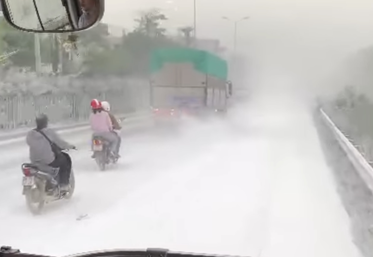 Nguyên nhân bụi phủ kín đường mù mịt như băng tuyết trên Quốc lộ 5