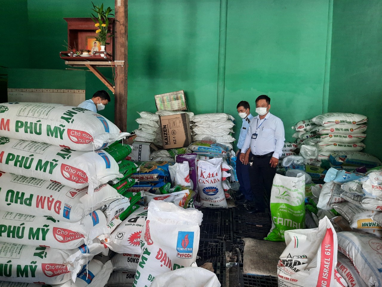 Bán phân bón không đảm bảo chất lượng một cơ sở kinh doanh tại Tiền Giang bị phạt 65 triệu đồng