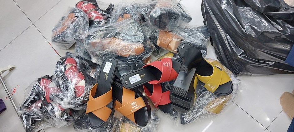 Tạm giữ hàng ngàn sản phẩm nhái tại Trung tâm thương mại An Đông