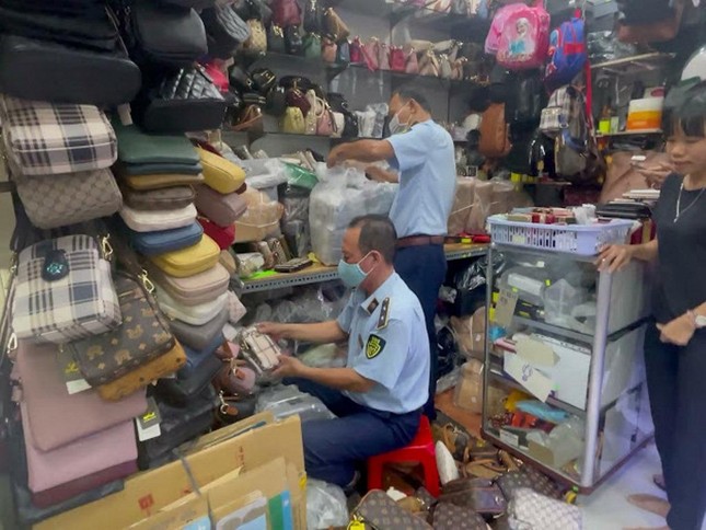 Tạm giữ hàng ngàn sản phẩm nhái tại Trung tâm thương mại An Đông