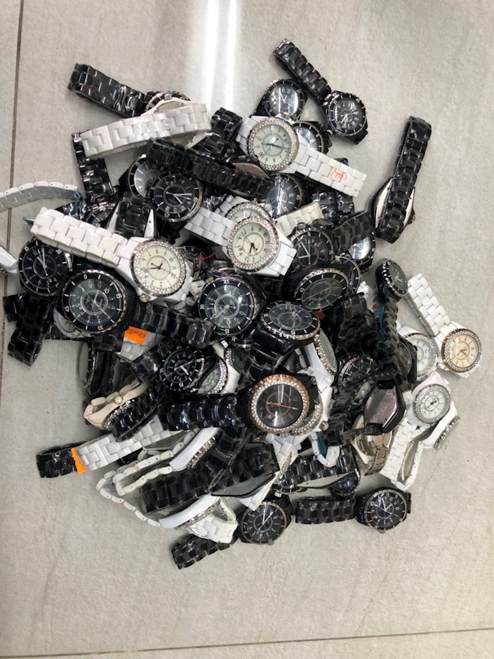 Tạm giữ hàng ngàn sản phẩm nhái tại Trung tâm thương mại An Đông