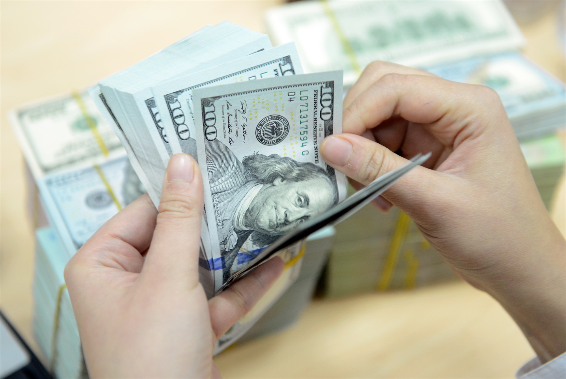 Ngân hàng Nhà nước giảm giá bán USD lần thứ ba liên tiếp