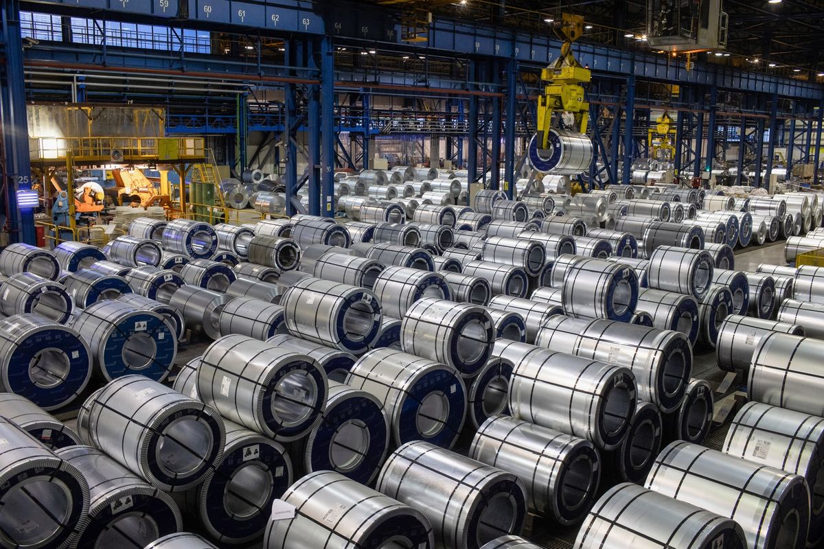 Giá thép hôm nay 3011 Trong nước đi ngang sàn giao dịch sôi động