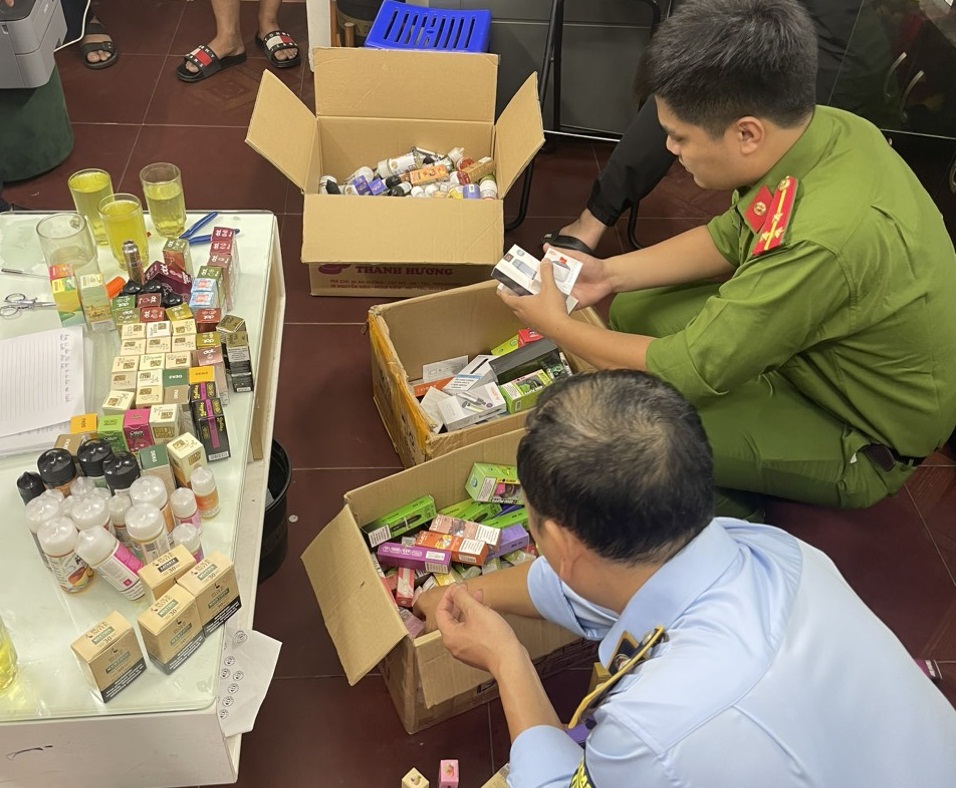 Hà Nội Thu giữ hàng trăm sản phẩm thuốc lá điện tử trên địa bàn quận Tây Hồ