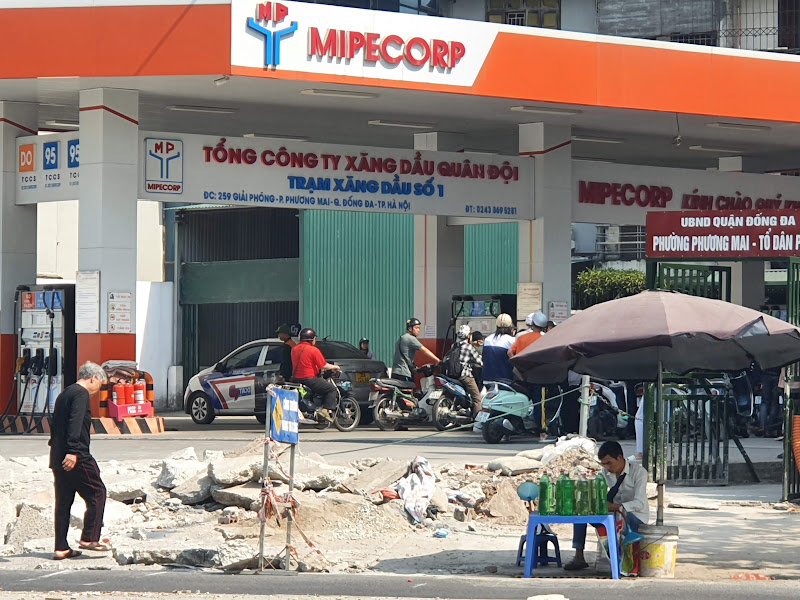 Hà Nội phải chờ từ 20 phút để đổ được xăng
