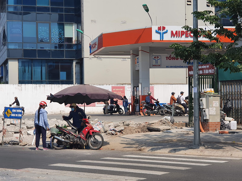 Hà Nội phải chờ từ 20 phút để đổ được xăng