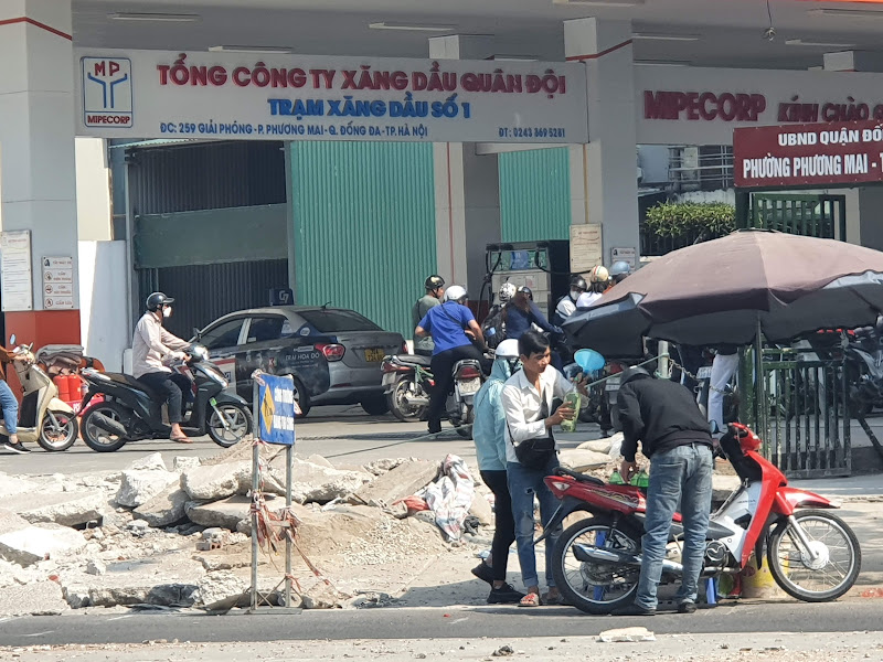 Hà Nội phải chờ từ 20 phút để đổ được xăng