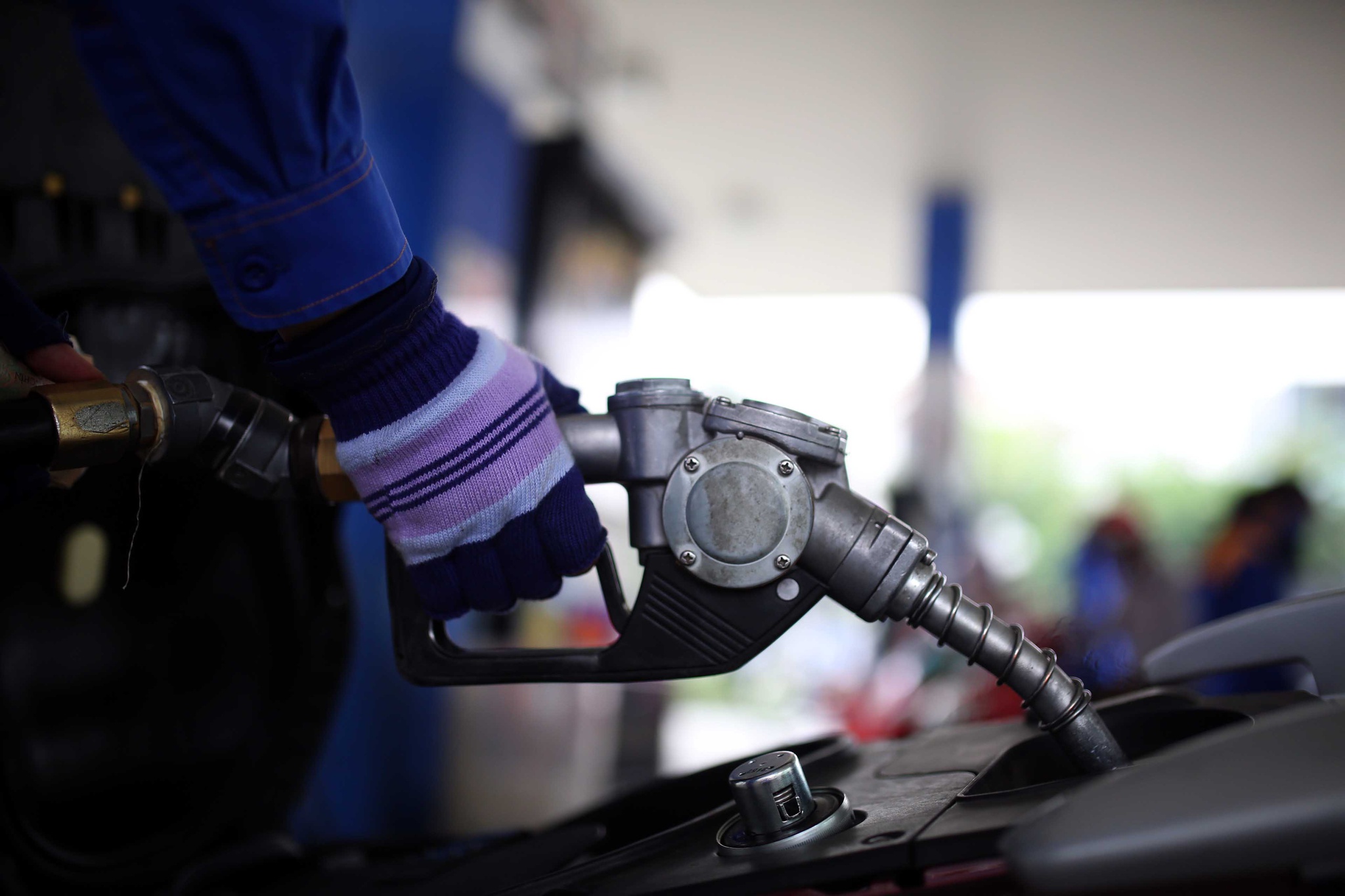 Giá xăng dầu hôm nay 2812 Ghi nhận mức cao nhất của 2 đầu giá dầu WTI 80 USDthùng dầu Brent lên mức 8475 USD
