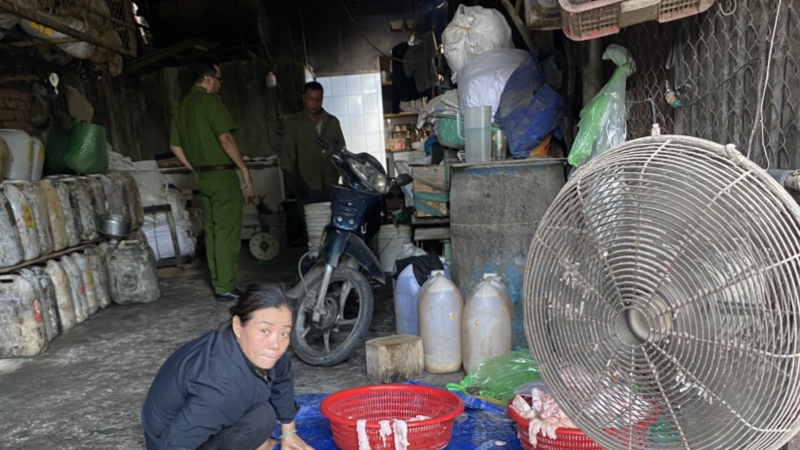 Đồng Nai Phát hiện hàng nghìn lít mỡ lợn bẩn trong cơ sở chế biến chui