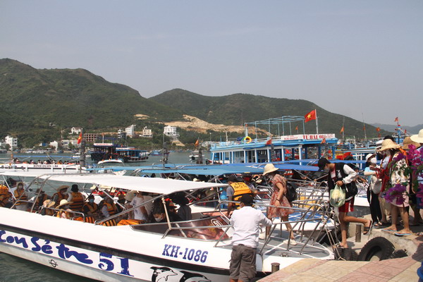 Nha Trang đón hàng ngàn lượt khách trong dịp lễ Giỗ tổ Hùng Vương