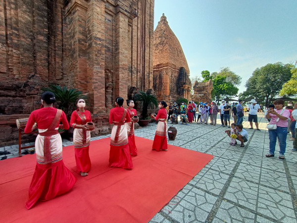 Nha Trang đón hàng ngàn lượt khách trong dịp lễ Giỗ tổ Hùng Vương