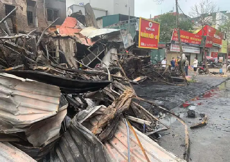 Hà Nội Cháy cửa hàng bán lốp xe ở Mỹ Đình lây sang nhiều nhà khác 