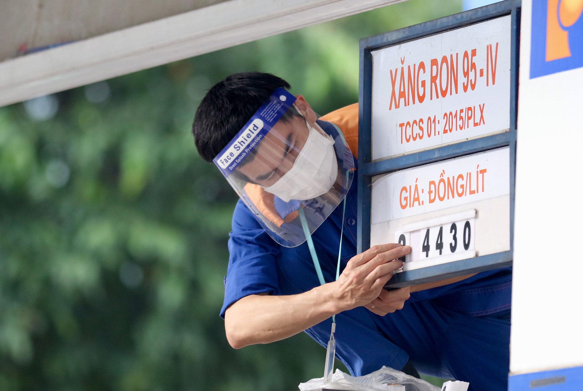 Xăng tăng giá từ chiều nay