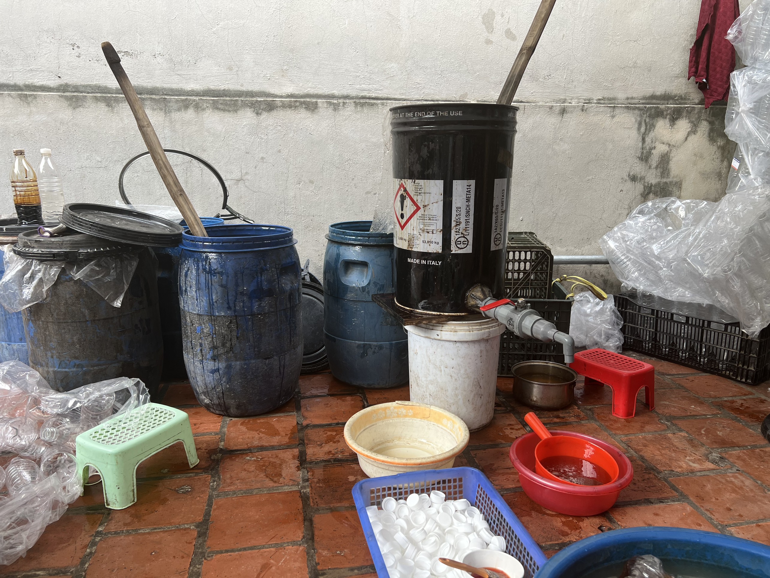 Hà Nội Bắt quả tang cơ sở sản xuất mật ong giả từ đường nha