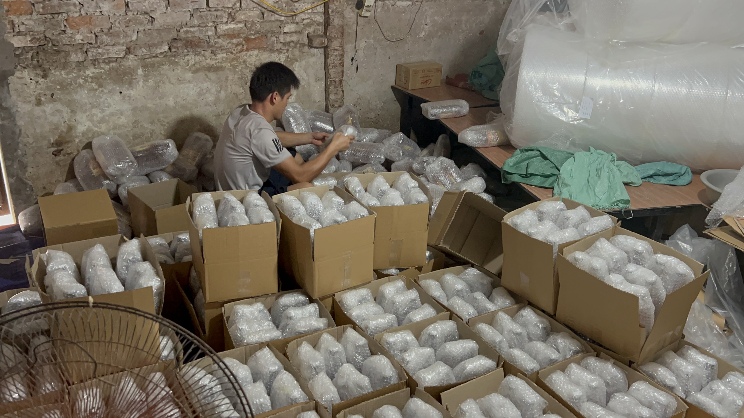 Hà Nội Bắt quả tang cơ sở sản xuất mật ong giả từ đường nha