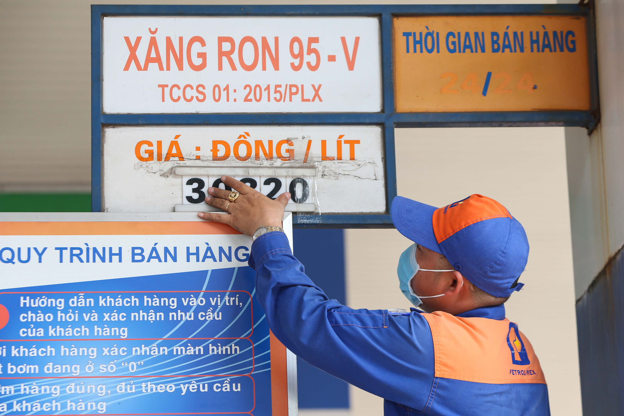 Giá xăng tăng lần thứ 6 liên tiếp vượt ngưỡng 32000 đồnglít