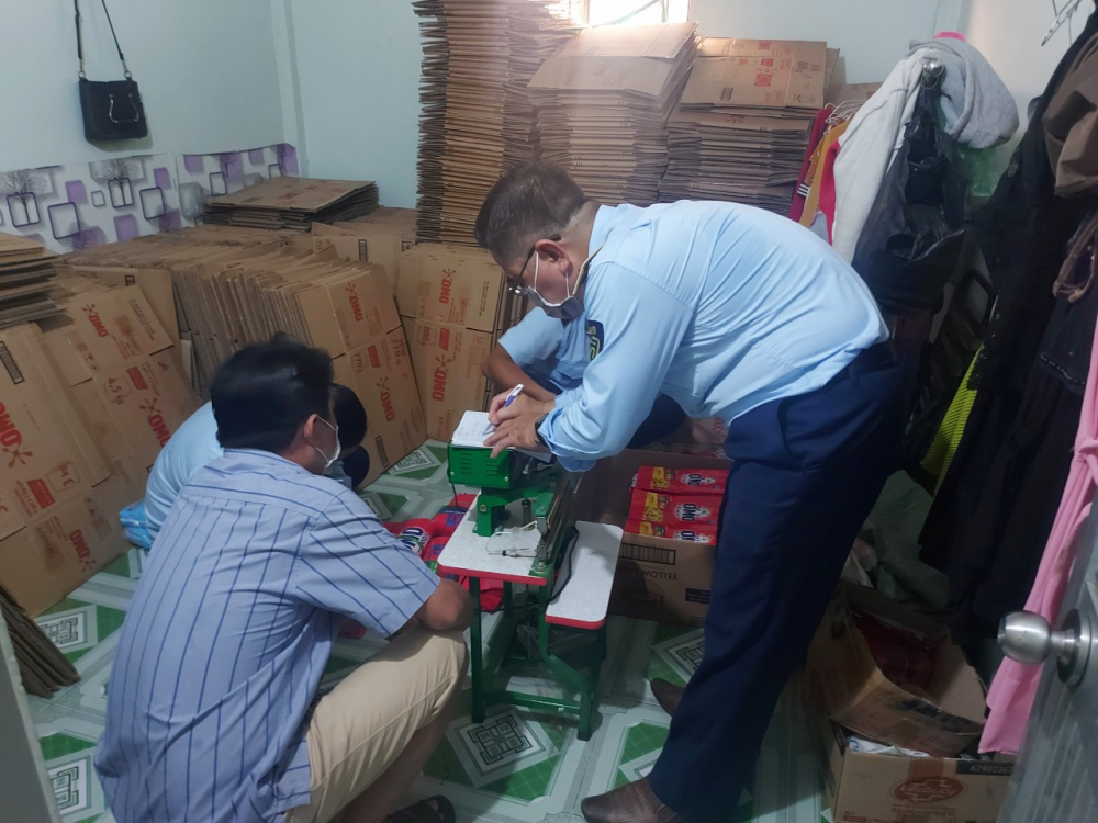 Phát hiện cơ sở san chiết đóng gói bột giặt giả mạo nhãn hiệu OMO từ bột giặt Surf