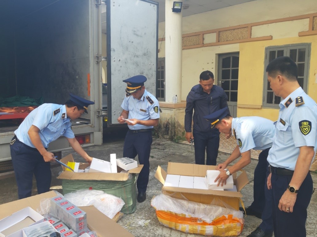 Tạm giữ hàng nghìn sản phẩm kính mắt có dấu hiệu giả mạo nhãn hiệu