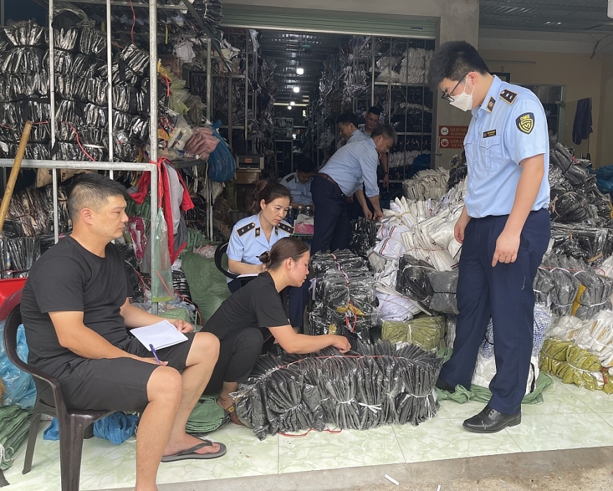 Thu giữ hàng nghìn sản phẩm không rõ nguồn gốc xuất xứ tại Cửa hàng Ruby Thái Nguyên