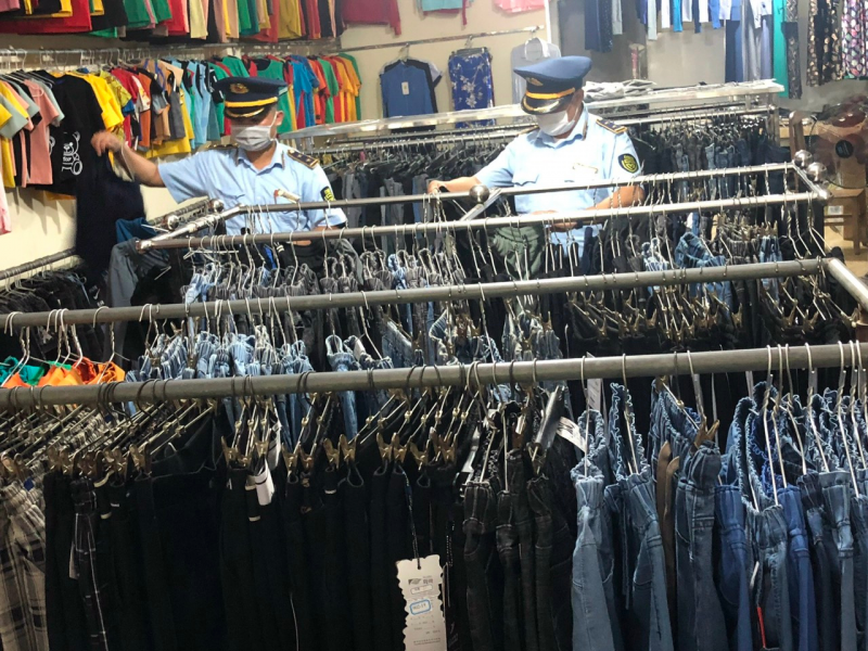 Thu giữ nhiều sản phẩm giầy dép giả mạo nhãn hiệu Chanel Louis Vuiton Gucci Adidas và Dior tại Hà Giang