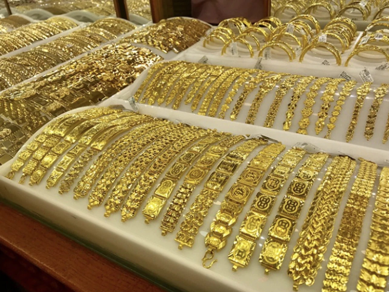 Giá vàng hôm nay 27 Giảm xuống giao dịch ở mức thấp