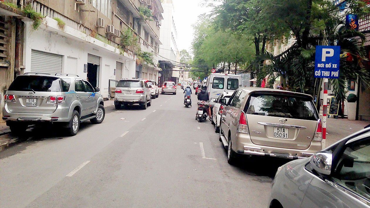 TPHCM Không đồng ý tạm ngưng thu phí đậu ô tô dưới lòng đường