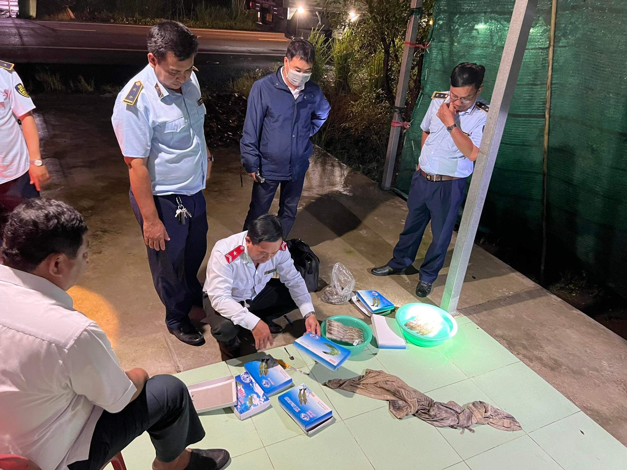 Phát hiện 35 tấn tôm sú ướp lạnh có chứa tạp chất tại Bạc Liêu