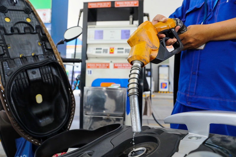 Giá xăng đứng yên dầu diesel đảo chiều tăng khá sốc