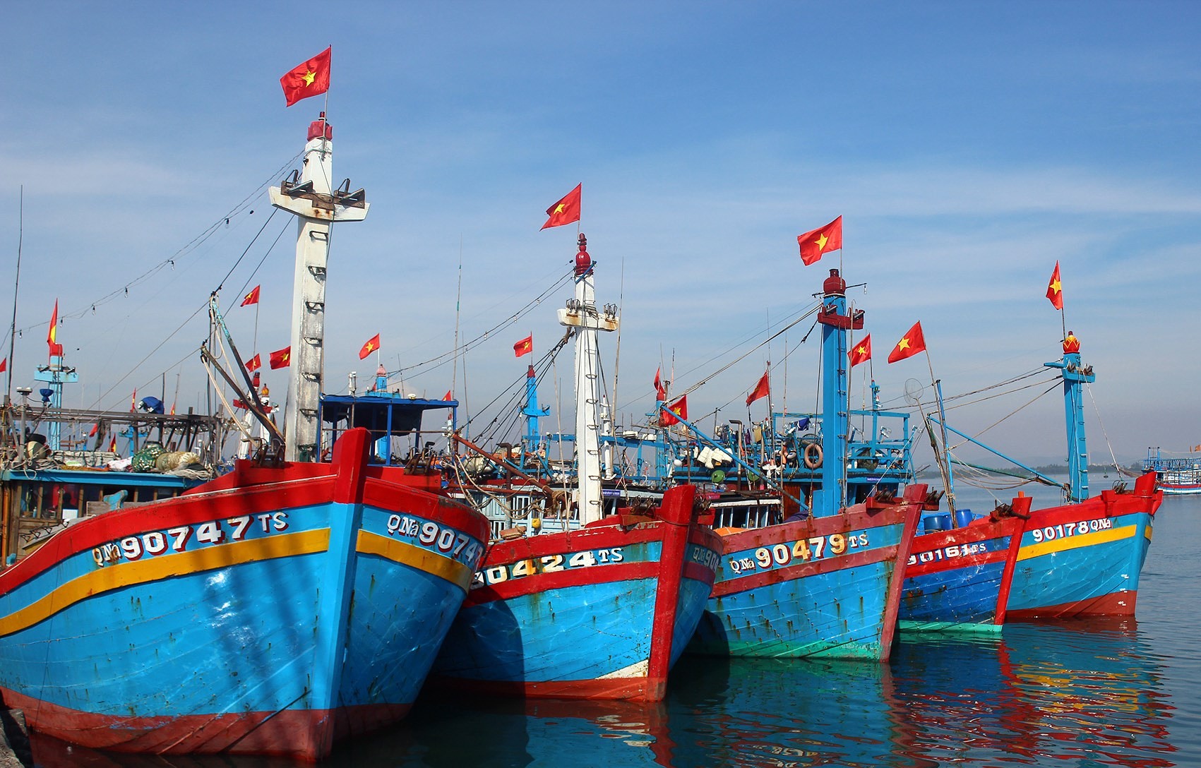 Thời tiết diễn biến xấu Quảng Ninh dừng cấp phép cho tàu thuyền ra khơi