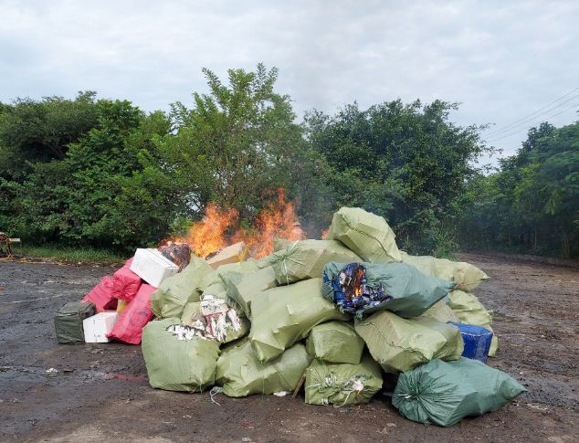 Long An tiêu hủy hơn 130000 bao thuốc lá nhập lậu