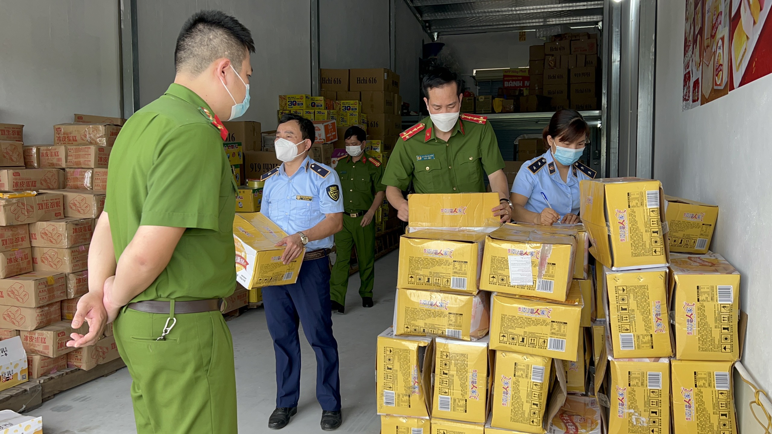 Hà Nội thu giữ hơn 500 thùng bánh kẹo chưa rõ nguồn gốc xuất xứ