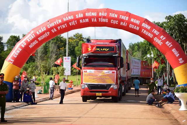 Hoàn tất thủ tục thông quan 2 container sầu riêng đầu tiên sang Trung Quốc