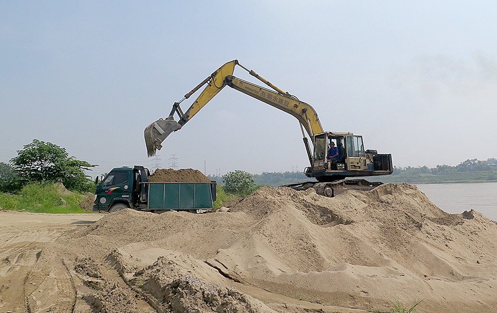 Giám sát hải quan đối với mặt hàng cát kinh doanh tạm nhập tái xuất