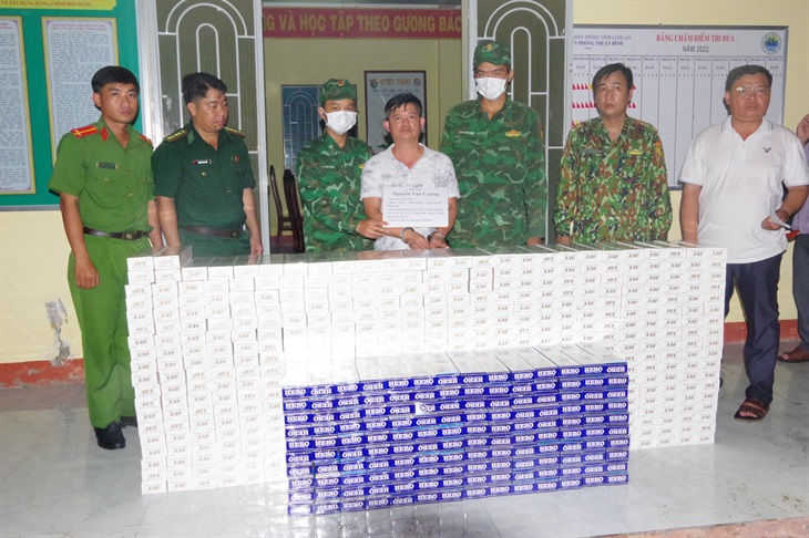 Long An Bắt giữ đối tượng vận chuyển trái phép hơn 6000 bao thuốc lá ngoại nhập lậu